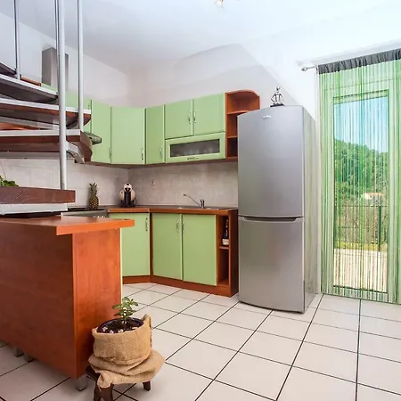 بيت للعطل Quiet House With Garden سبليت