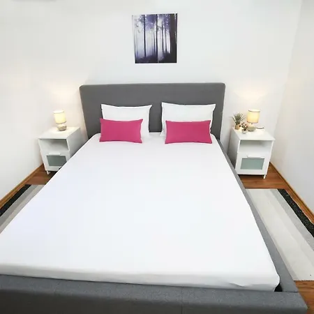 بيت للعطل Quiet House With Garden سبليت