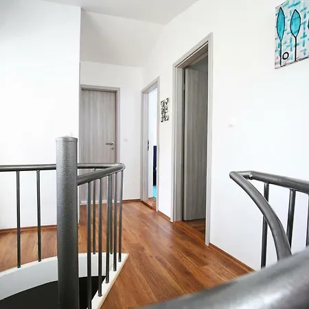 بيت للعطل Quiet House With Garden سبليت